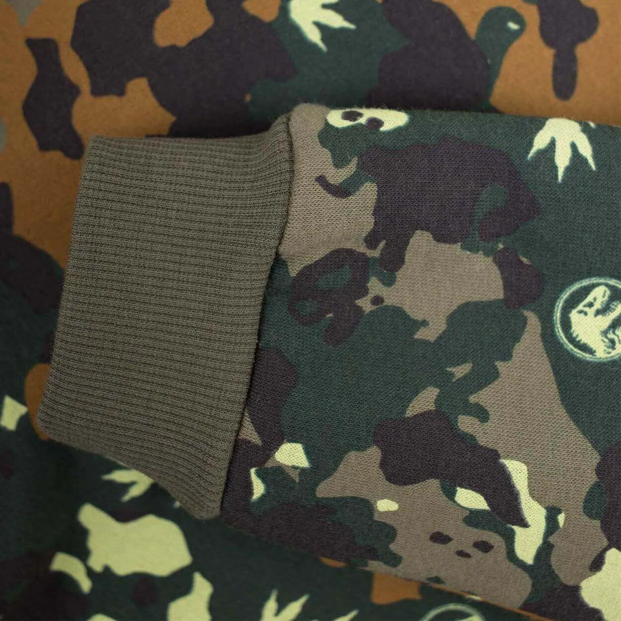 Kapuzen-Sweatshirt mit Camouflage-Muster